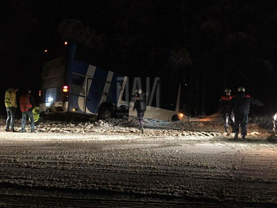 Автобус съехал в кювет на маршруте Санкт-Петербург — Бежаницы
