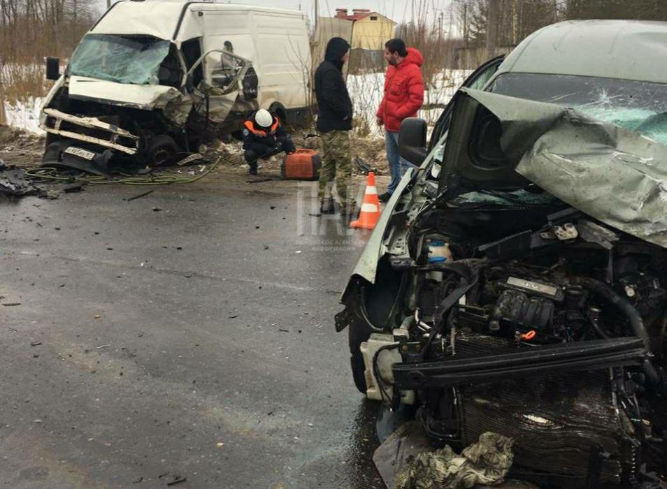 Два автомобиля столкнулись в Пскове, есть пострадавшие