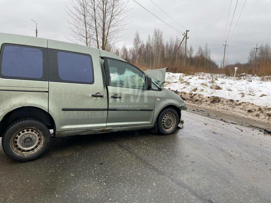 Два автомобиля столкнулись в Пскове, есть пострадавшие