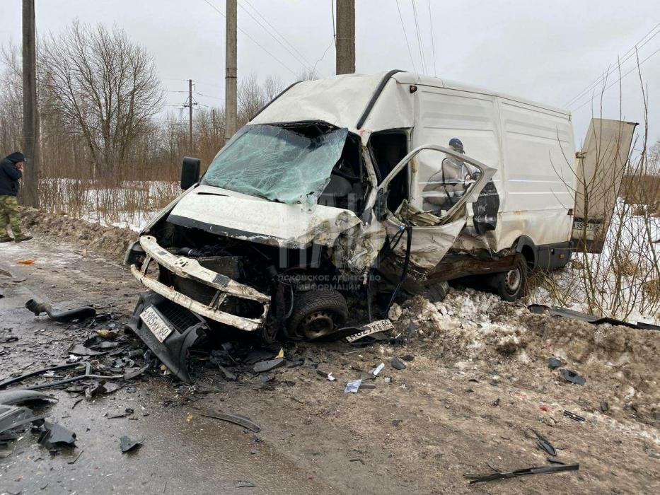 Два автомобиля столкнулись в Пскове, есть пострадавшие