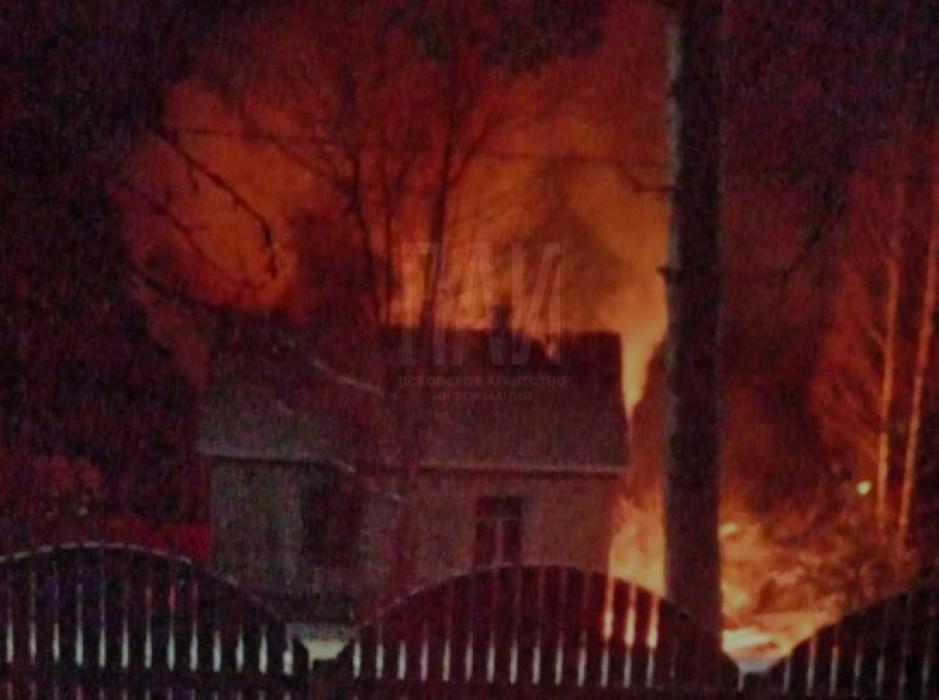 Дом горел ночью на улице Лужской в Пскове