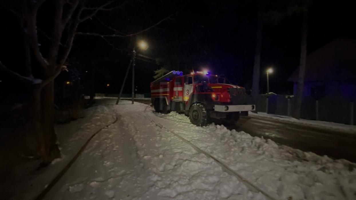 Дом горел ночью на улице Лужской в Пскове