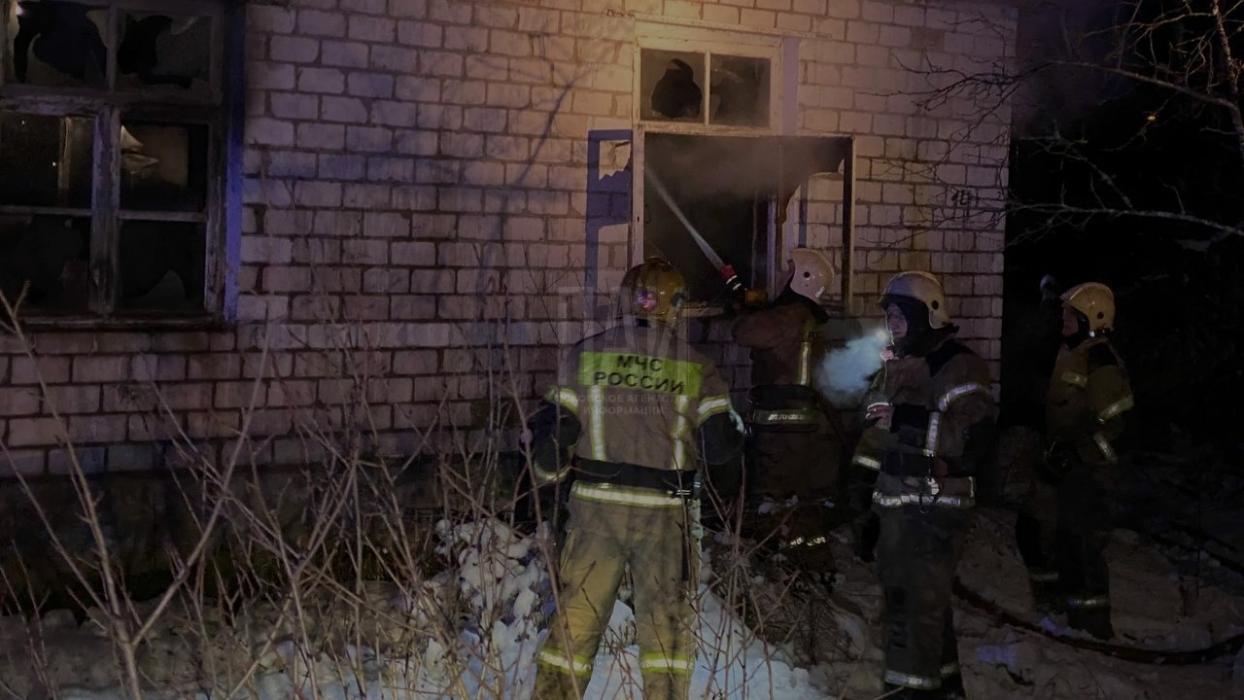 Дом горел ночью на улице Лужской в Пскове