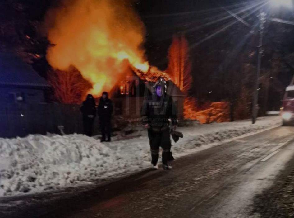 Дом горел ночью на улице Лужской в Пскове
