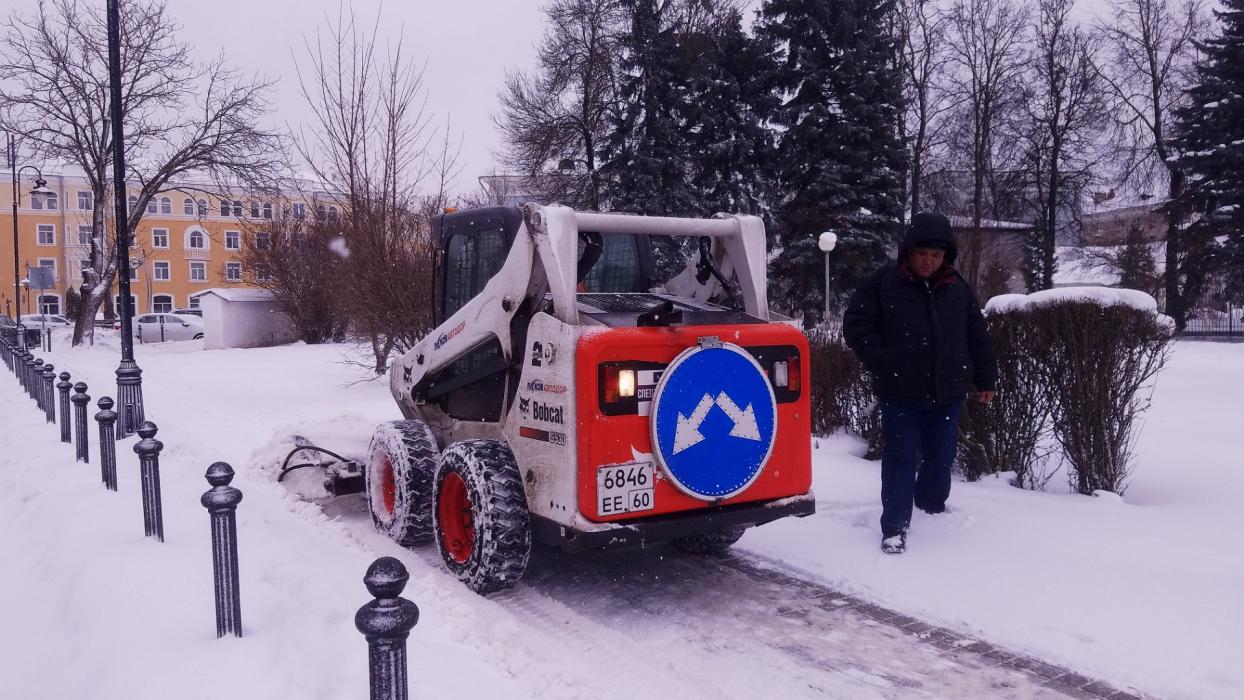 Псков завалило снегом
