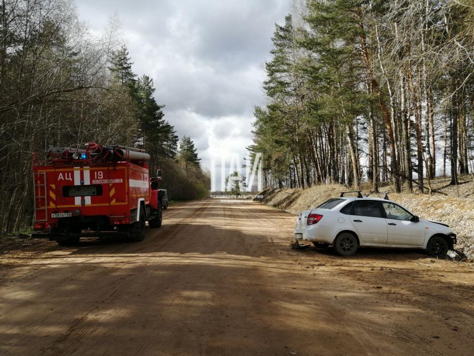 Lada съехала в кювет в Новосокольническом районе 