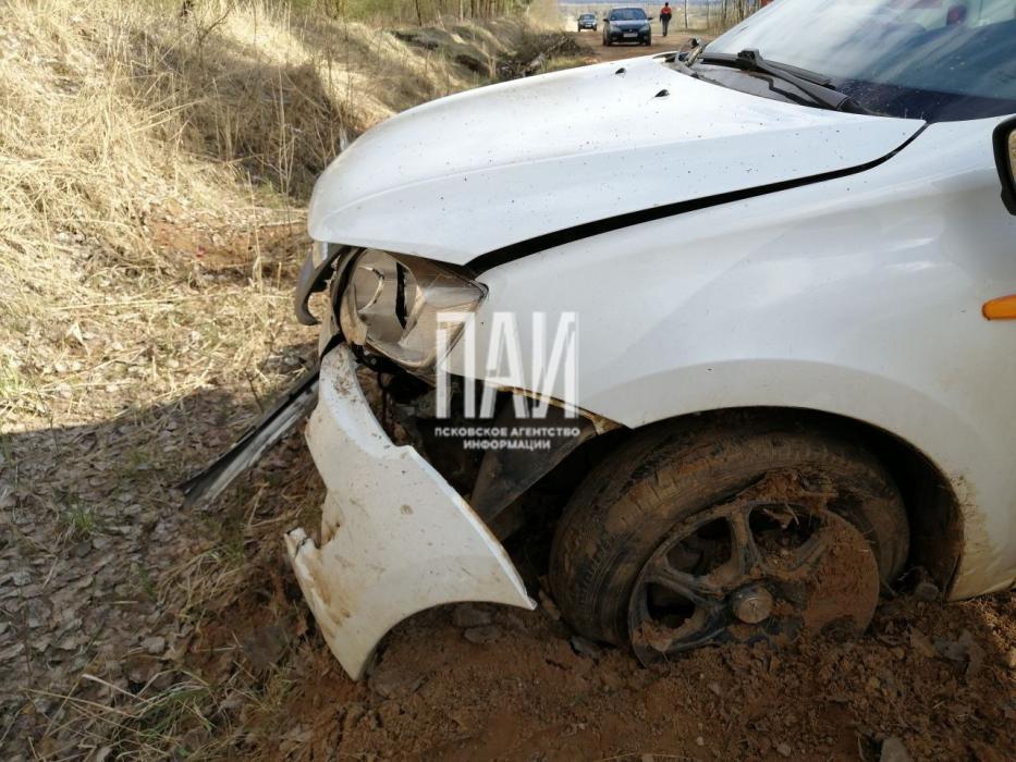 Lada съехала в кювет в Новосокольническом районе 