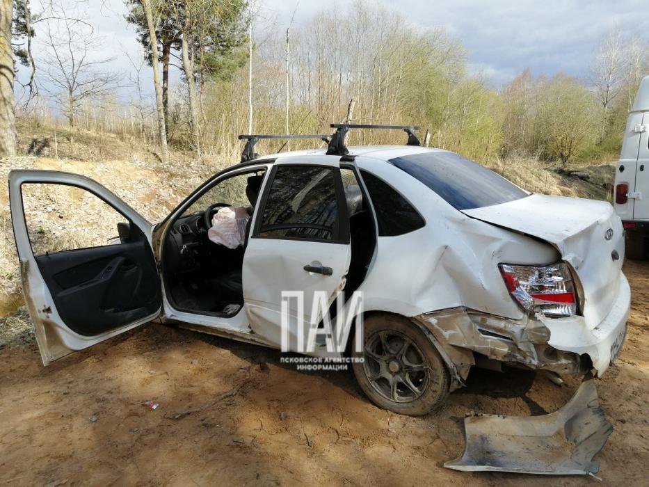 Lada съехала в кювет в Новосокольническом районе 