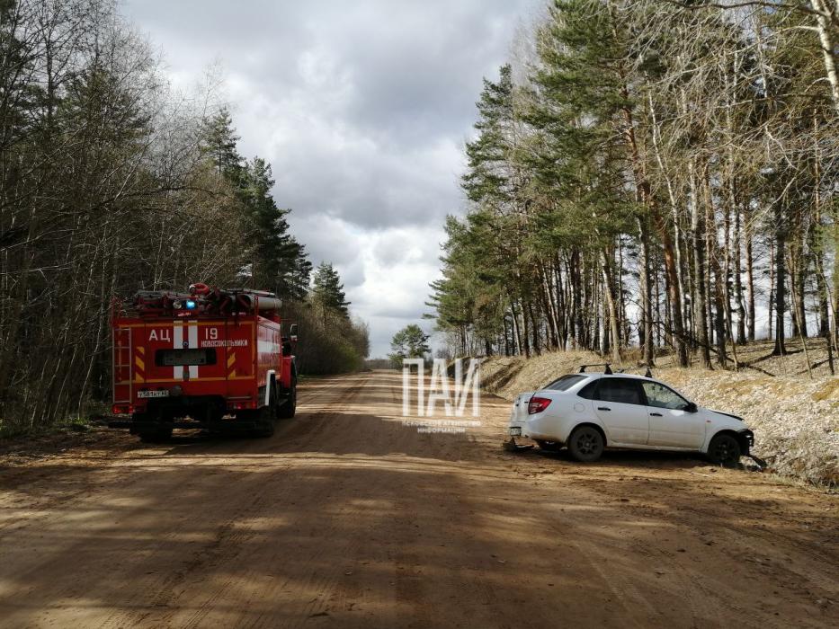 Lada съехала в кювет в Новосокольническом районе 