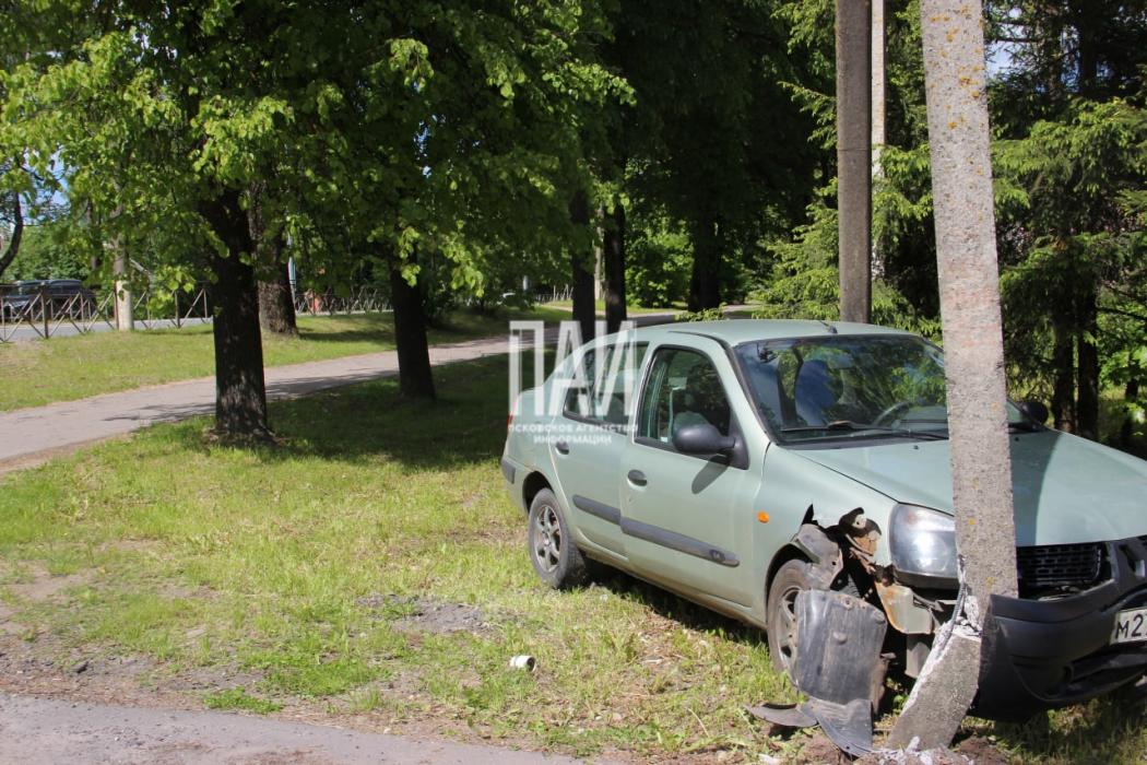 Водитель Renault врезалась в опору освещения в Пустошкинском районе 