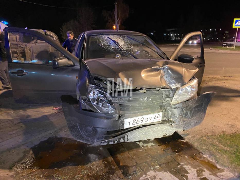 Два человека пострадали в результате столкновения Nissan и Lada
