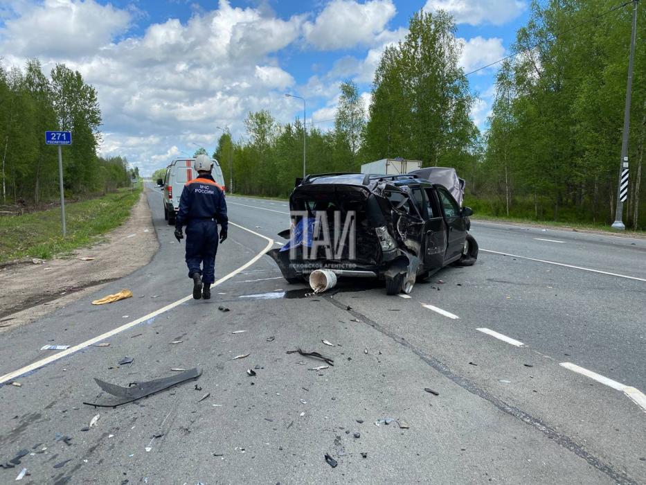 Три легковых автомобиля столкнулись в Псковском районе