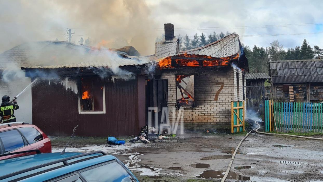 Жилой дом загорелся в Дновском районе 