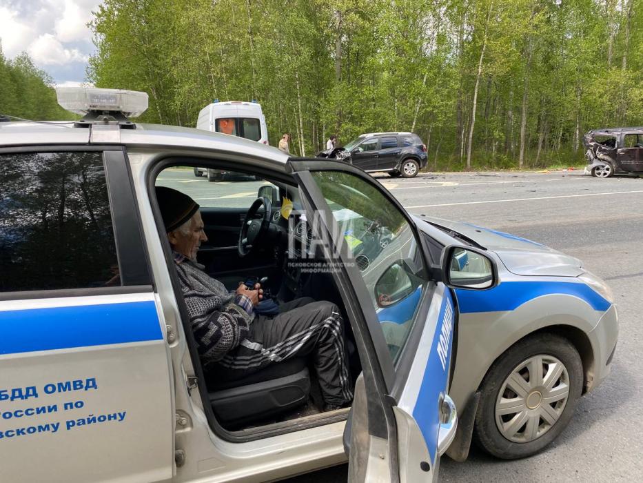 Три легковых автомобиля столкнулись в Псковском районе