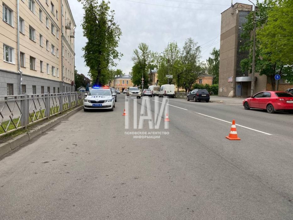 Перебегавшая дорогу девочка в Пскове попала под колеса автомобиля