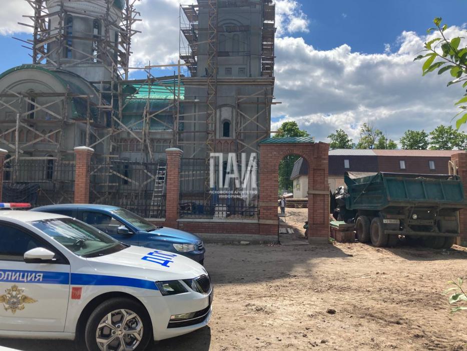 Церковный купол упал на грузовик в Великих Луках 