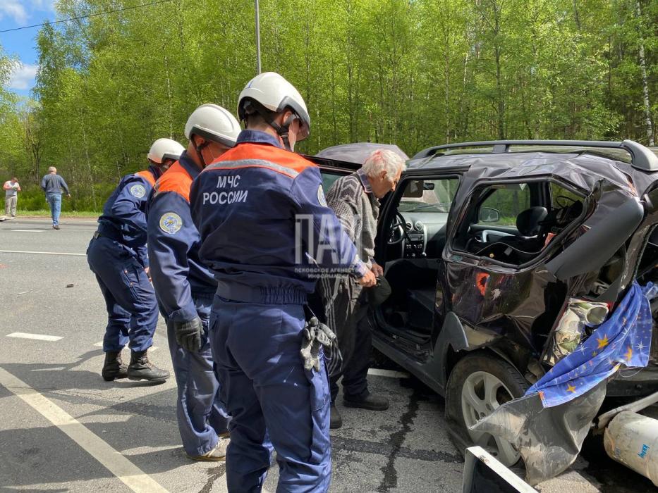 Три легковых автомобиля столкнулись в Псковском районе