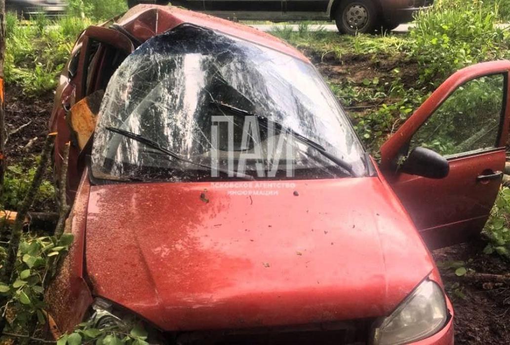 Автомобиль слетел в кювет и врезался в дерево в Псковском районе