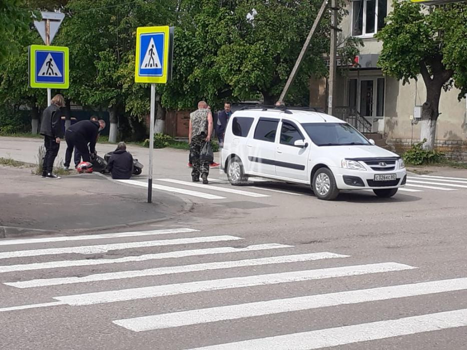 Пожилой мужчина на скутере въехал в микроавтобус в Гдове