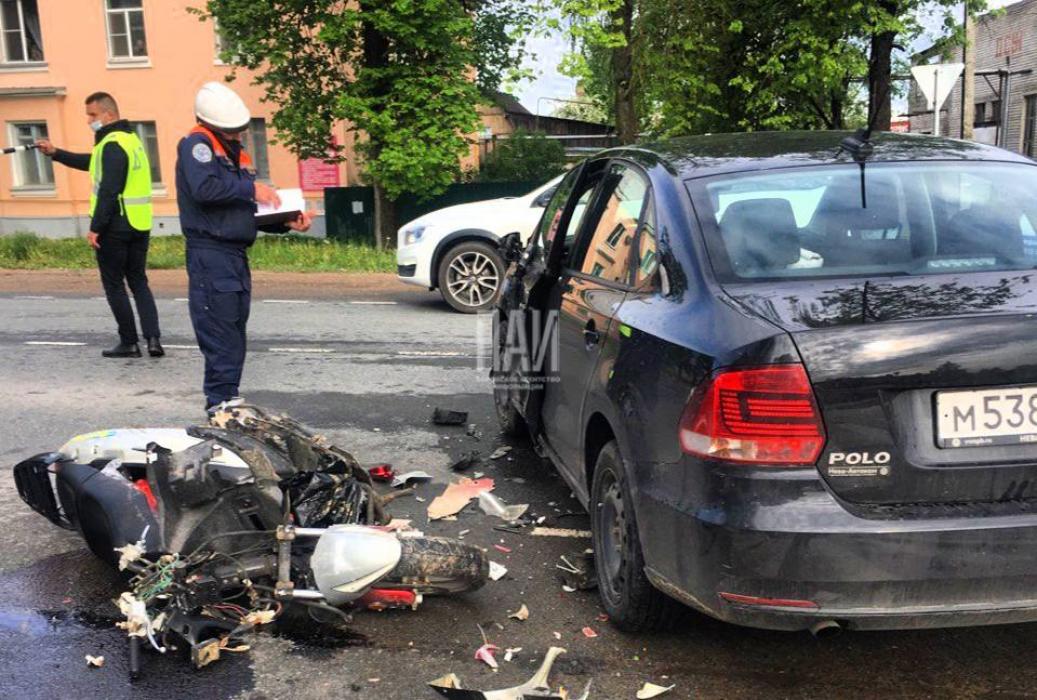 23-летний водитель скутера госпитализирован из-за ДТП в Пскове 