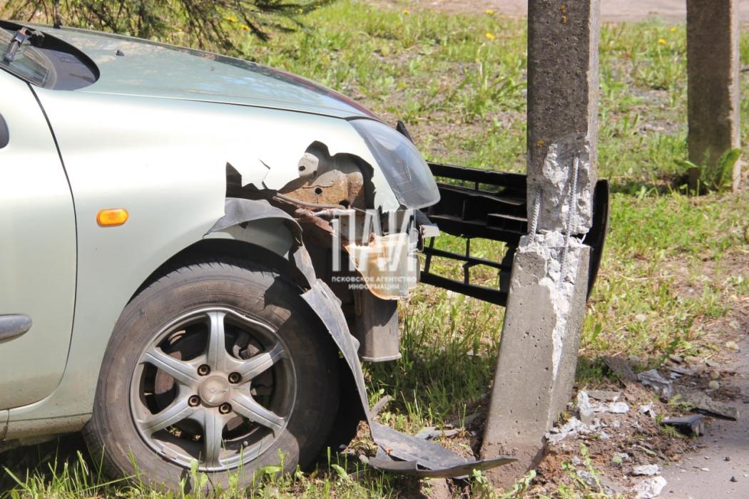 Водитель Renault врезалась в опору освещения в Пустошкинском районе 