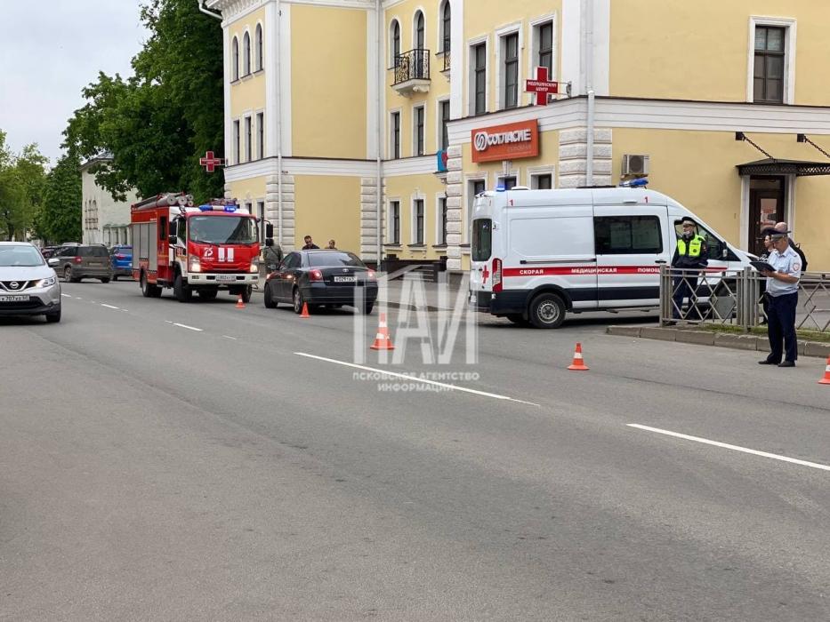 Перебегавшая дорогу девочка в Пскове попала под колеса автомобиля
