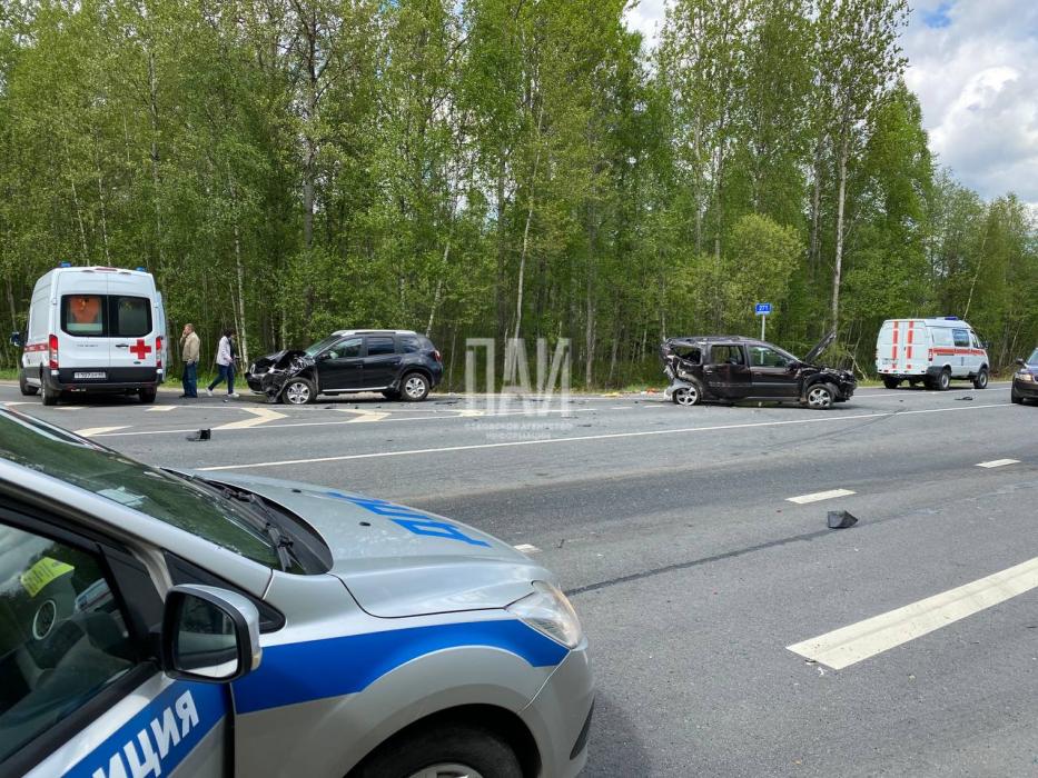 Три легковых автомобиля столкнулись в Псковском районе