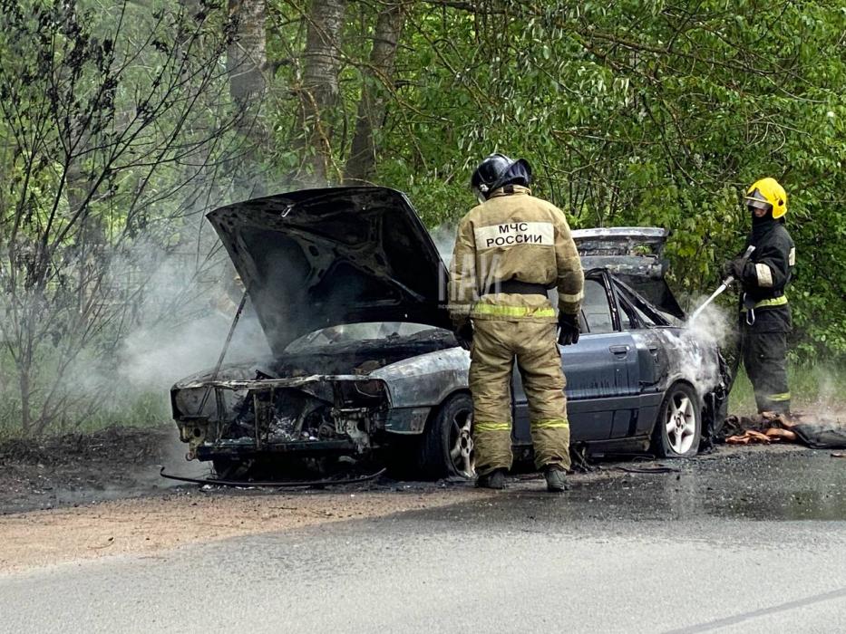 Пожарные предотвратили взрыв автомобиля в Пскове 