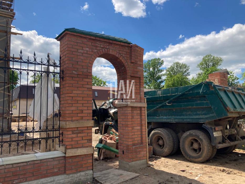 Церковный купол упал на грузовик в Великих Луках 