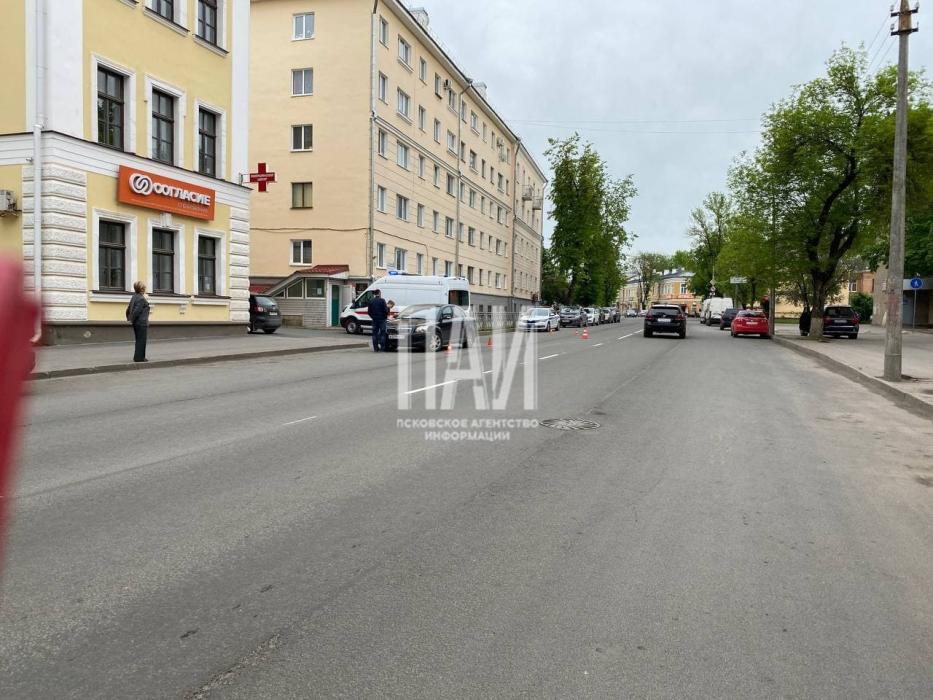 Перебегавшая дорогу девочка в Пскове попала под колеса автомобиля