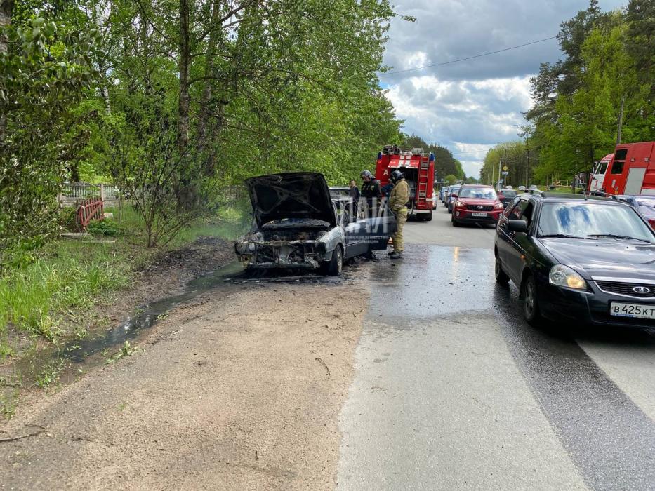 Пожарные предотвратили взрыв автомобиля в Пскове 