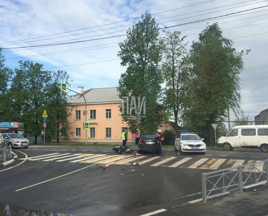 23-летний водитель скутера госпитализирован из-за ДТП в Пскове 