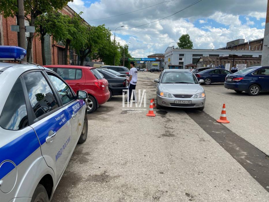 Ребёнок попал под колёса автомобиля в Пскове 