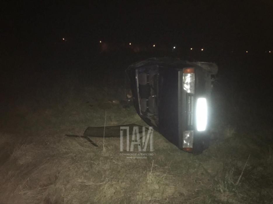 Автомашина съехала в кювет в Печорском районе 