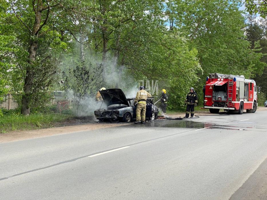 Пожарные предотвратили взрыв автомобиля в Пскове 