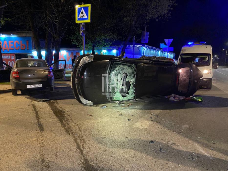 Два человека пострадали в результате столкновения Nissan и Lada