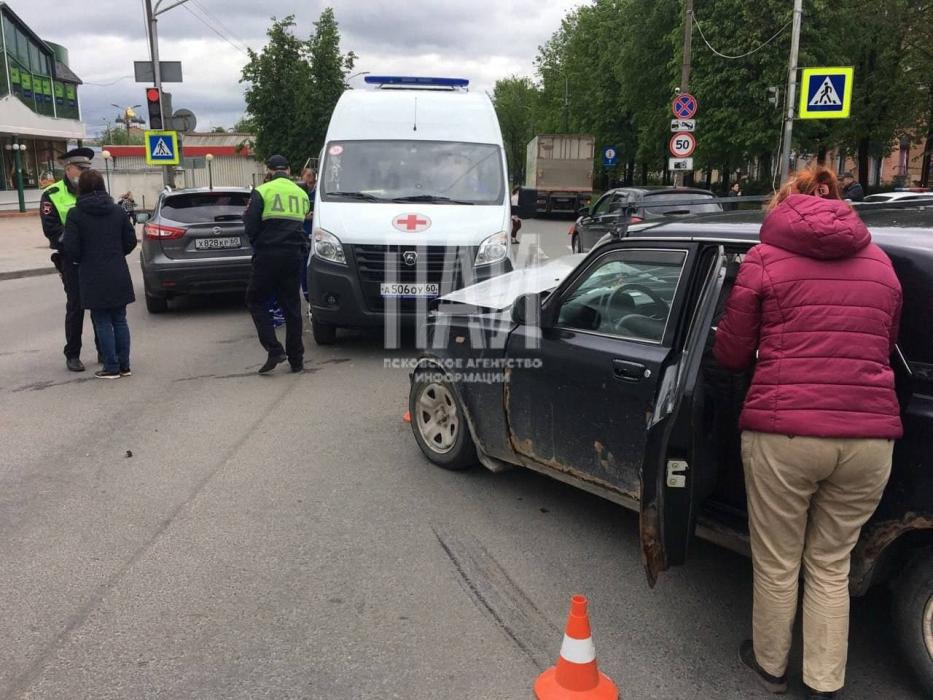 Женщина пострадала в результате ДТП в Пскове