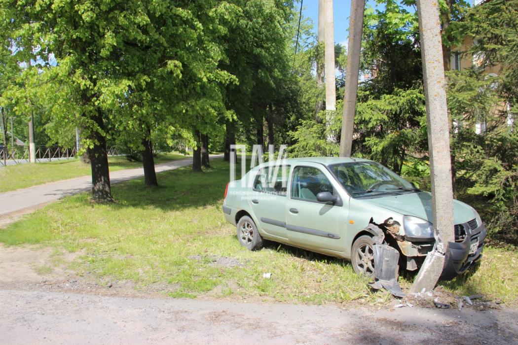 Водитель Renault врезалась в опору освещения в Пустошкинском районе 