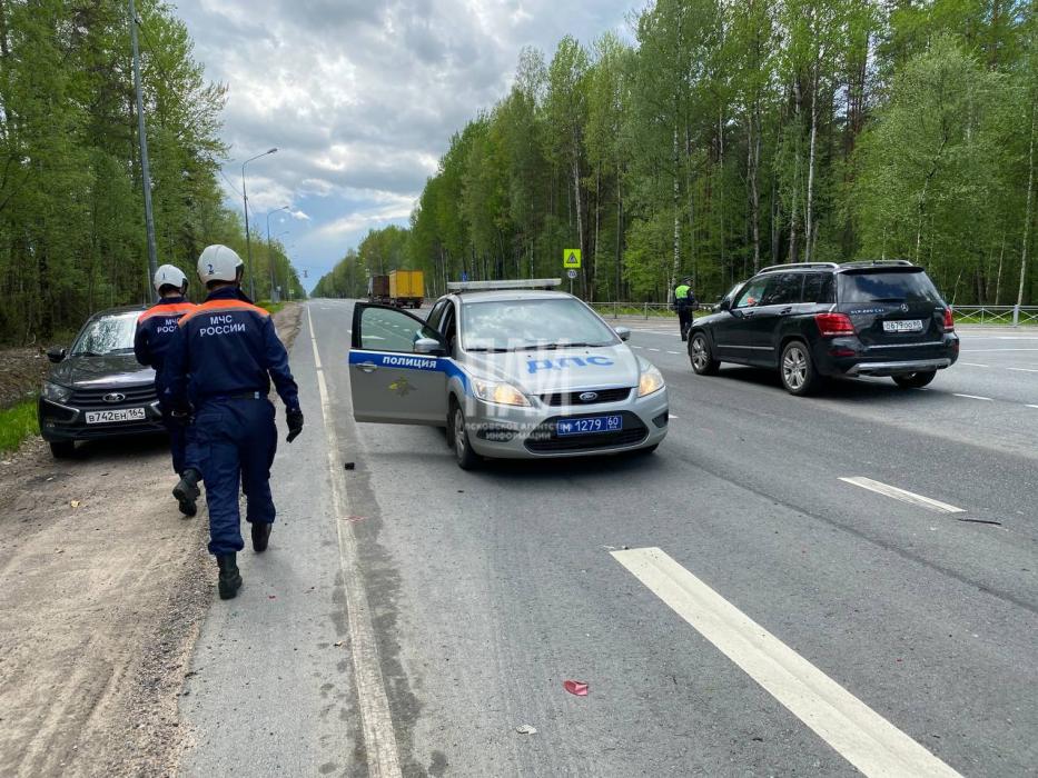 Три легковых автомобиля столкнулись в Псковском районе