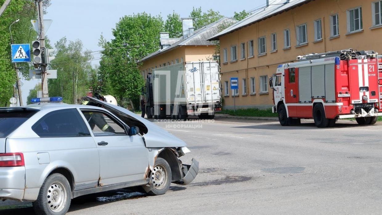 Две легковушки столкнулись в Острове 