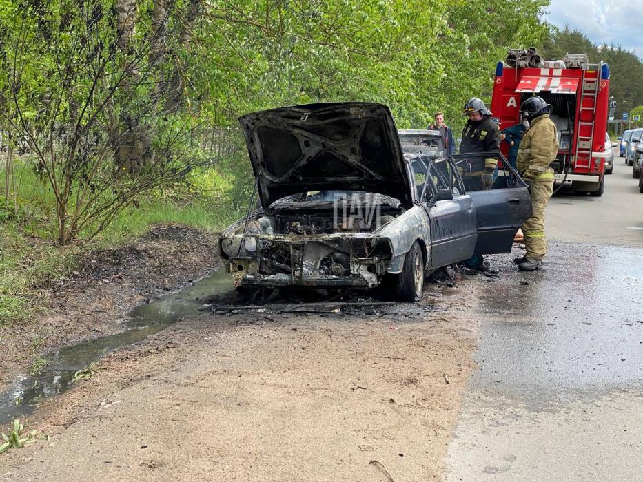 Пожарные предотвратили взрыв автомобиля в Пскове 