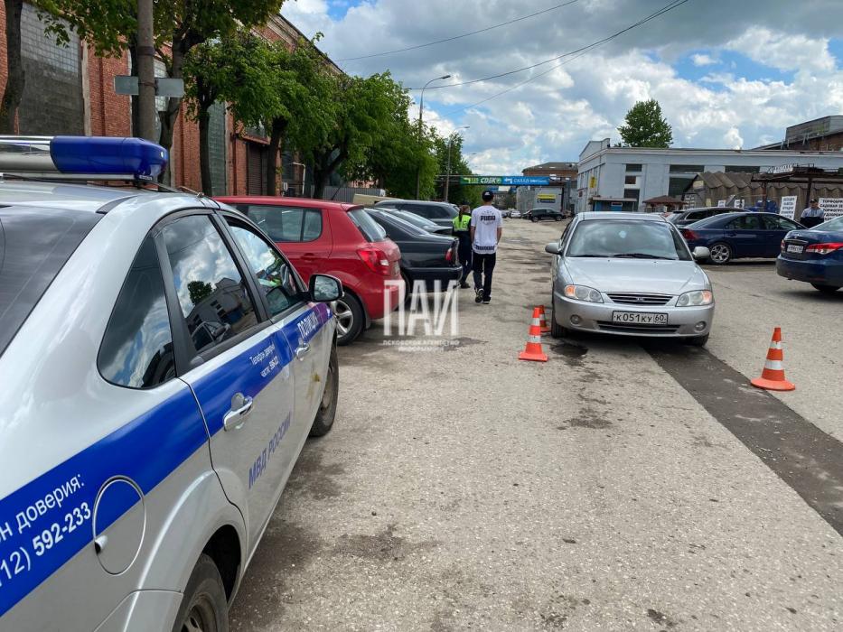 Ребёнок попал под колёса автомобиля в Пскове 