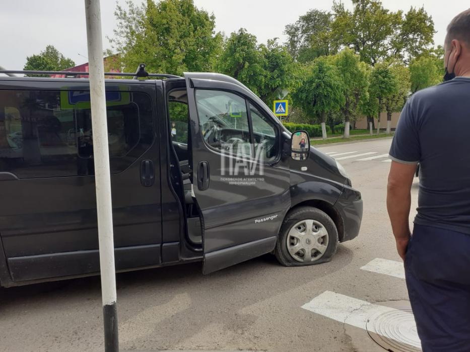 Пожилой мужчина на скутере въехал в микроавтобус в Гдове