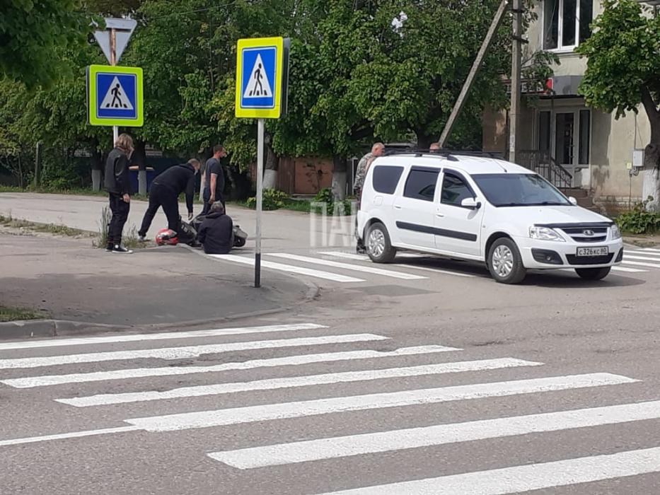 Пожилой мужчина на скутере въехал в микроавтобус в Гдове
