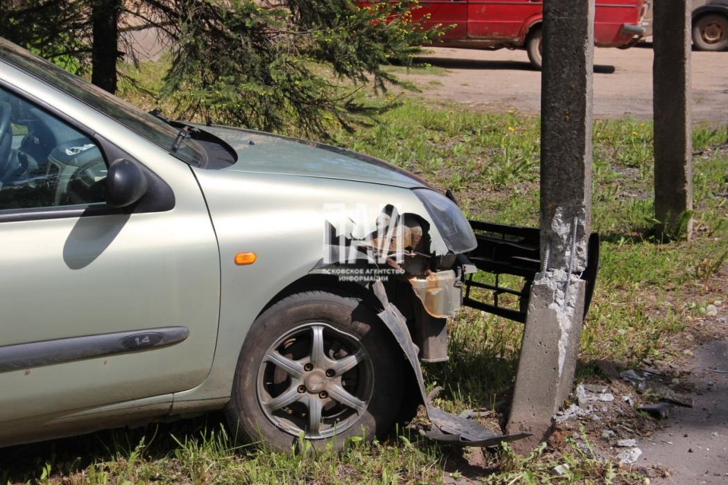 Водитель Renault врезалась в опору освещения в Пустошкинском районе 