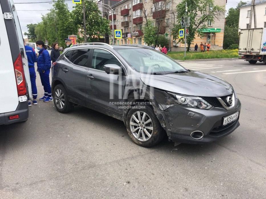 Женщина пострадала в результате ДТП в Пскове