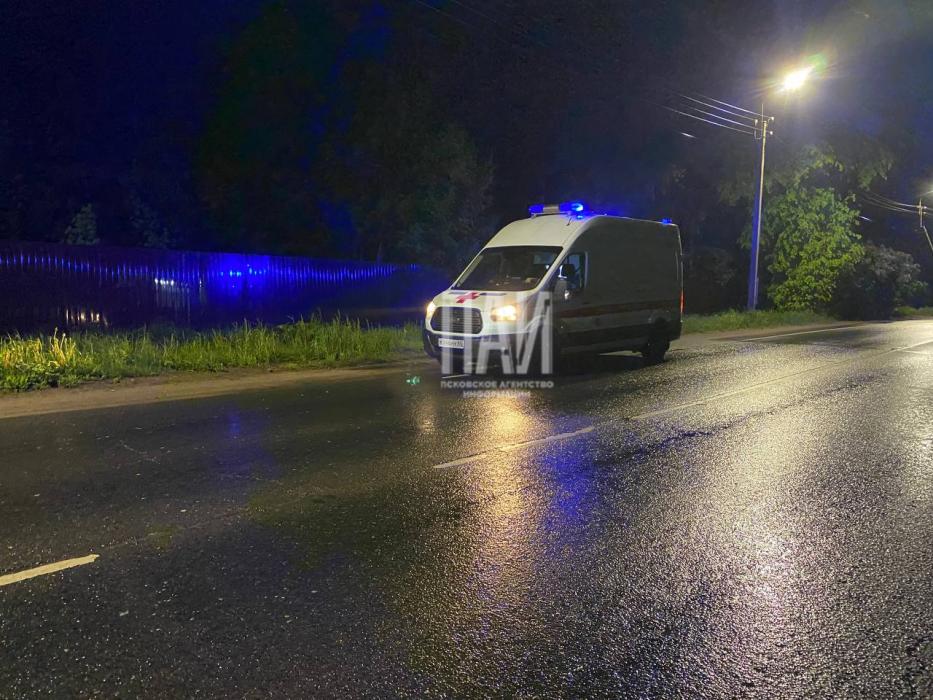 Автомобиль съехал в кювет в Пскове 