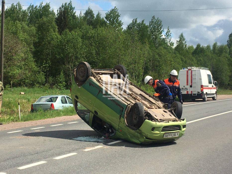 Два автомобиля столкнулись в Псковском районе 