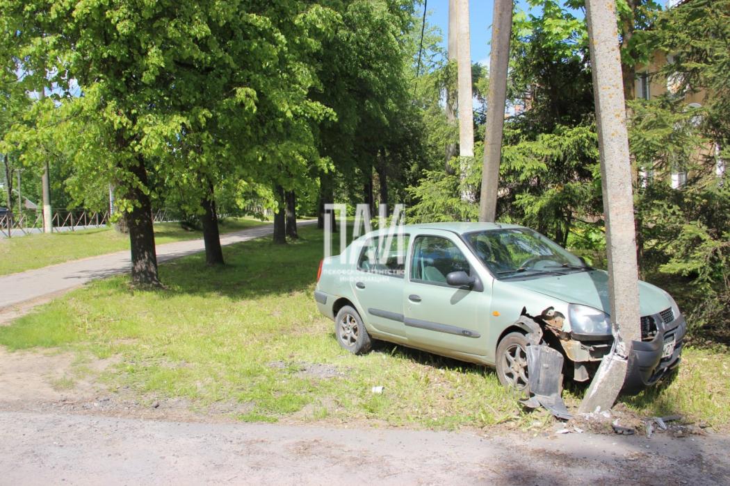 Водитель Renault врезалась в опору освещения в Пустошкинском районе 