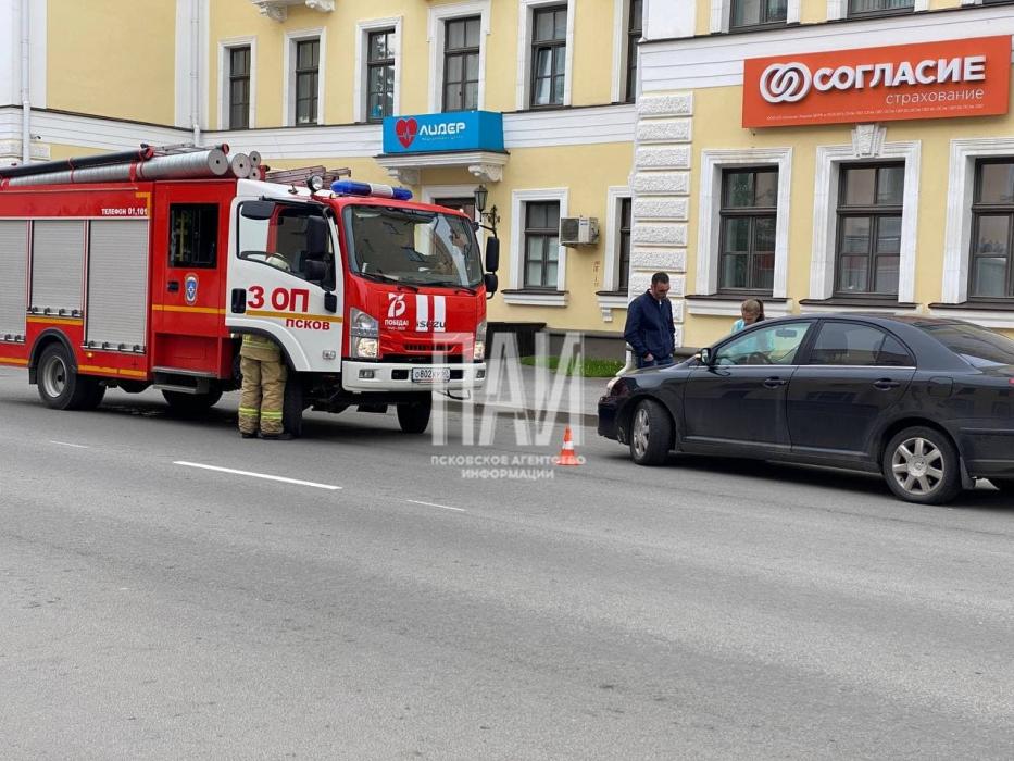 Перебегавшая дорогу девочка в Пскове попала под колеса автомобиля